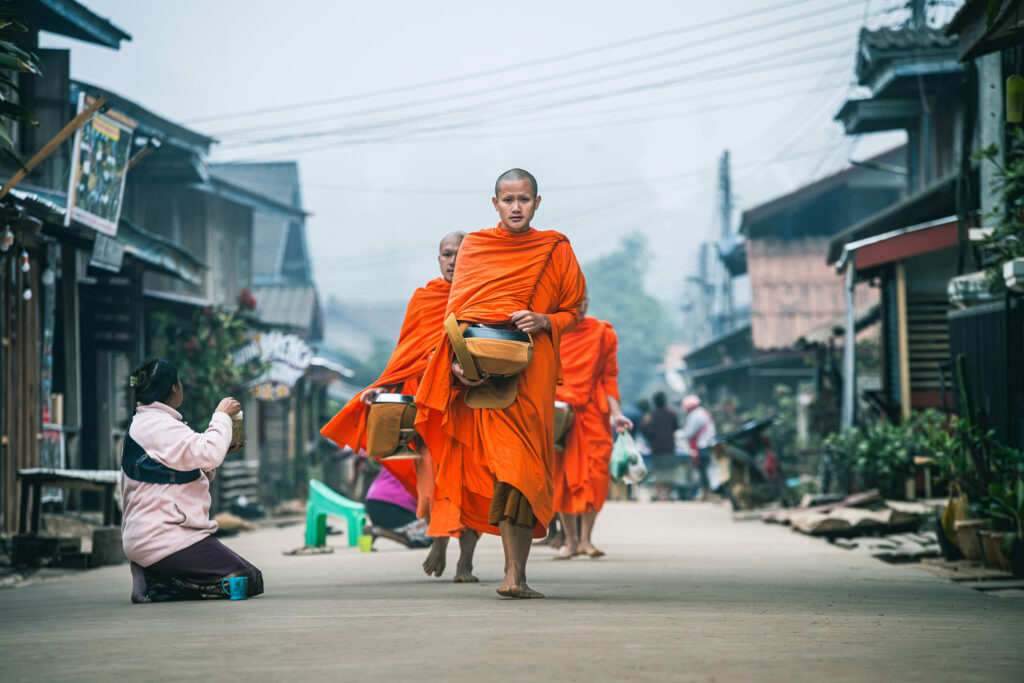 Laos voyage Asie sud-est paysage Nong Khiaw Muang Ngoi Neua Nam Ou route campagne village paysan montagnes karstiques jungle foret rizières moines bouddhistes tak-bat aumône matin photographie aurélien papa
